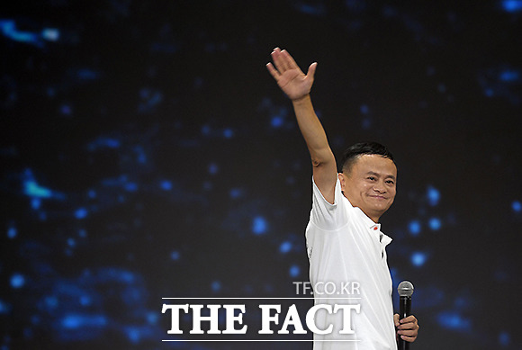 2019년 9월 10일 중국 저장성 동구 항저우에서 열린 알리바바 그룹 창립 20주년 행사에서 잭 마가 손을 흔들어 작별을 고하고 있다. /베이징=신화.뉴시스