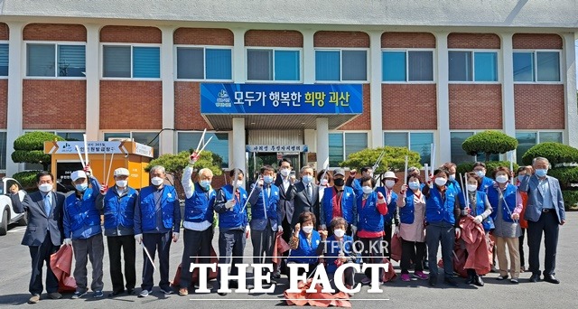 괴산군 바르게살기운동협의회가 12일 사리면사무소에서 괴산사랑나라사랑 강연 및 행락질서 캠페인을 한 가운데 회원들이 기념촬영을 하고 있다. / 괴산군 제공