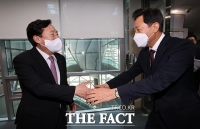  인사 나누는 오세훈 시장과 김기문 회장 [포토]