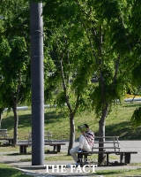  그늘에서 즐기는 독서의 여유 [포토]