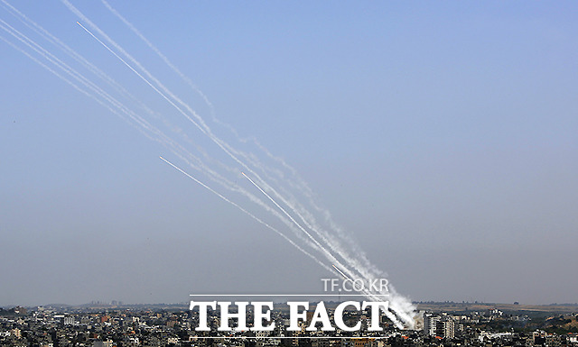 11일 (현지시간) 가자지구에서 이스라엘을 향해 로켓이 발사되고 있다. /가자지구=AP.뉴시스