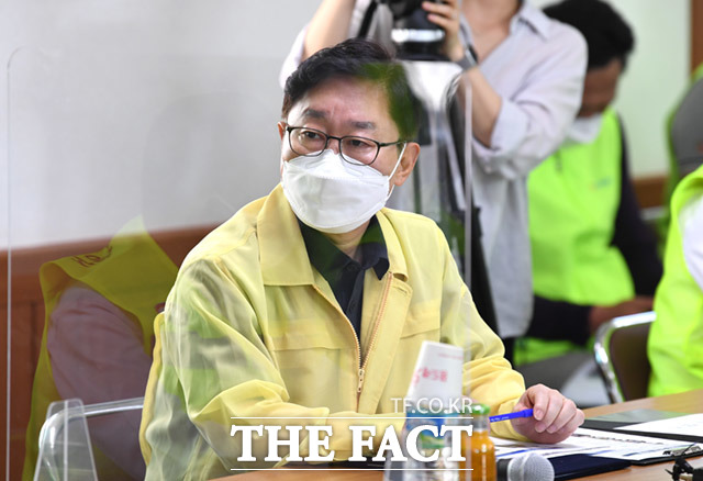 사회봉사명령 집행현장 점검 브리핑 받는 박범계 법무부장관.