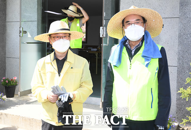 봉사활동 준비하는 박범계 법무부장관(왼쪽) 이성희 농협중앙회장.