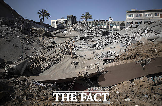 이스라엘의 공습으로 가자지구 내 무너진 건물의 모습이 보이고 있다. /AP.뉴시스