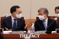  대화하는 문승욱-권칠승 [포토]