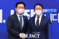  최태원 회장과 악수하는 송영길 대표 [TF사진관]