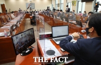  국민의힘 불참으로 멈춰버린 과방위 전체회의 [TF사진관]