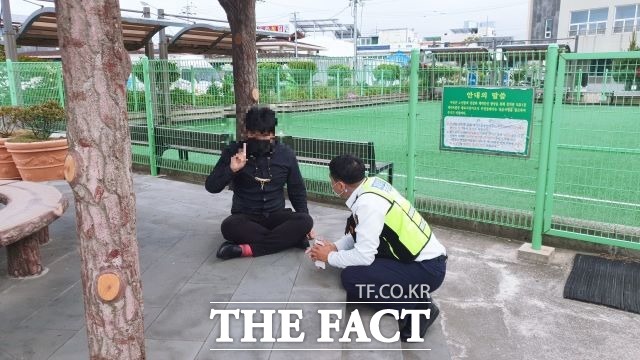 제주자치경찰단이 지난 11일 실종 접수된 장애인 A씨를 전 직원이 동원돼 탐문과 수색 끝에 12일 발견, 보호자에게 인계했다고 밝혔다. / 자치경찰단 제공