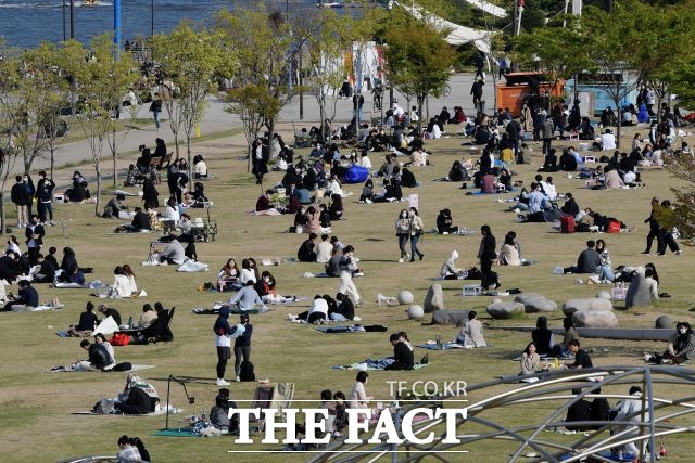 서울시가 한강공원 금주구역 지정 전 시민들의 의견을 수렴하기 위해 토론회, 공청회 등을 열 것이라고 밝혔다. /이선화 기자