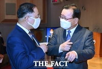  홍남기 부총리와 대화 나누는 김부겸 신임 국무총리 [포토]