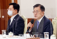  민주당 지도부 초청 간담회서 발언하는 문재인 대통령 [TF사진관]