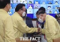  홍남기 전 총리 직무대행과 인사 나누는 김부겸 신임 국무총리 [포토]