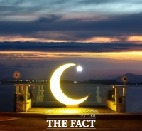  사천용현 해안로에 '노을 품은 초승달'이 떴어요