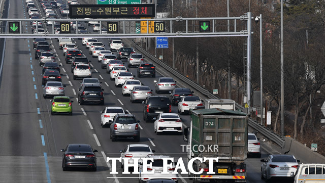15일 고속도로rk 가장 혼잡한 시간대는 낮 12시 무렵으로 예상되며 늦은 오후 서울로 향하는 일부 구간에는 차들이 몰려 정체되겠다./더팩트 DB