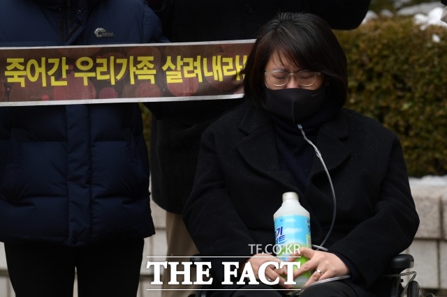 전 SK케미칼 대표 등이 무죄를 선고받은 1월 12일, 피해자들이 서울중앙지법 앞에서 기자회견을 하고 있다. /남용희 기자