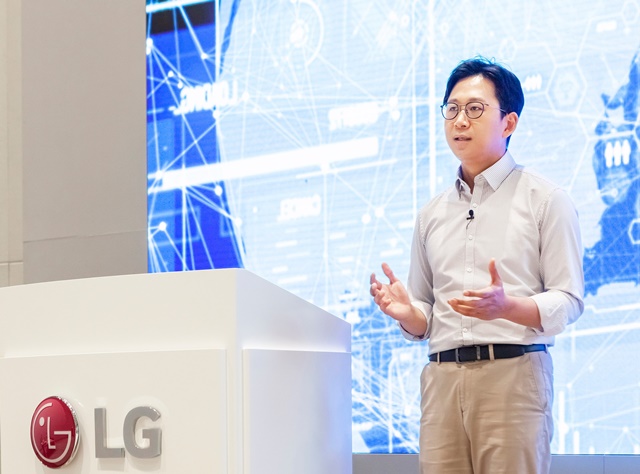 배경훈 LG AI연구원장이 17일 비대면 방식으로 진행된 AI 토크 콘서트에서 초거대 AI 개발에 1억 달러를 투자한다고 발표하고 있다. /LG 제공