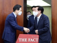  악수하는 김기현 권한대행과 김기문 중기중앙회장 [포토]