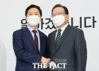  국민의힘 인사 방문한 김부겸 [포토]