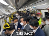  '지옥철' 출근한 이낙연, 노형욱에 전화 걸어 '쉽게 생각 말라'