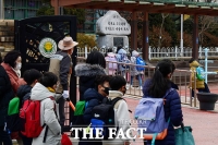  '초등학교 담임이 제자 옷 안으로 손을'…경찰, 해당 교사 '입건'