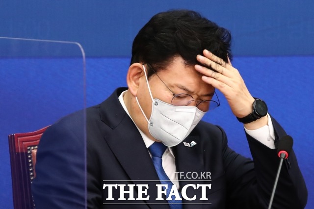 민주당 내부에선 신임 지도부의 부동산 정책, 검찰 개혁 등을 놓고 반발이 나오고 있다. 지난 17일 산업재해 예방 TF 1차 회의에서 생각에 잠긴 송 대표. /이선화 기자