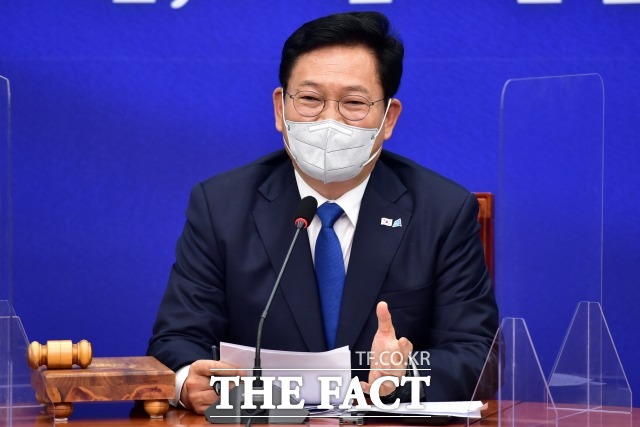 송영길 대표에게 최근 쩜오 대표라는 별명이 생겼다. 전당대회에서 2위인 홍영표 의원과 득표율이 0.59% 차이였던 것을 두고 일부 당원들이 그를 비판할 때 사용하고 있다. 지난 17일 최고위원회의에서 모두발언 하는 송 대표. /이선화 기자