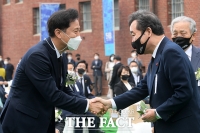  인사 나누는 오세훈-이낙연 [포토]
