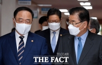  대화 나누며 입장하는 홍남기-정의용 [포토]