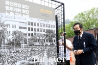  5.18 다큐전시회 관람하는 이낙연 전 대표 [TF사진관]