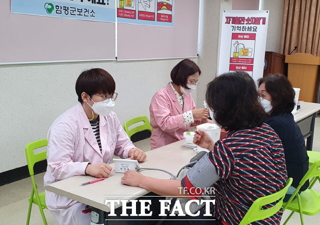 함평군은 지난 17일 ‘세계 고혈압의 날’을 맞아 혈관 숫자알기 캠페인과 1:1 맞춤형 건강상담을 실시했다. 사진은 캠페인에 참여한 지역주민이 건강상담을 받고 있다./함평군 제공