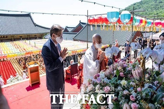 부처님오신날인 19일 오전 부산 금정구 범어사 대웅전에서 열린 불기 2565년 부처님오신날 봉축법요식에서, 박형준 시장은 그런 날이 빨리 오도록 저도 매 순간 모든 노력을 다하겠다며 시민 불자 여러분 가정마다 부처님의 가피가 함께 하기를 기원한다고 이같이 밝혔다./부산시 제공