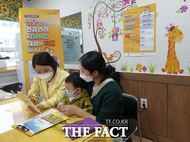 장성군이 이달 22일부터 산모·신생아 건강관리 서비스 지원 대상을 기준 중위소득 120% 이하 출산가정에서 150% 이하 출산가정까지 확대한다./장성군 제공