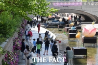  초여름 날씨에 청계천 찾은 시민들 [포토]