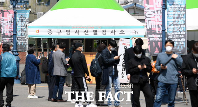 지난해 서울 시내 교통량이 2019년보다 4.7% 줄어든 것으로 분석됐다. 4월 9일 오후 서울 중구 서울역광장 코로나19 임시선별검사소에서 검사를 받기 위해 시민들이 줄을 서고 있다. /임세준 기자