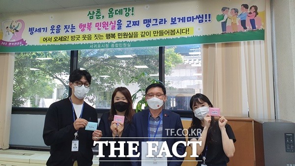 서귀포시 종합민원실(실장 김용국)이 지난 18일 5월에 생일을 맞은 직원 3명에 청렴쿠폰을 전달해 생일을 기념하고 청렴 의지를 되새기는 시간을 가졌다. / 서귀포시 제공