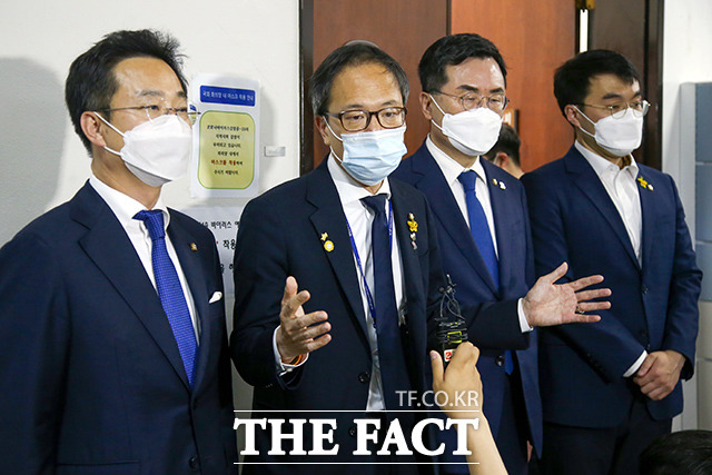 정회 후 브리핑하는 박주민 더불어민주당 의원(왼쪽에서 두 번째)