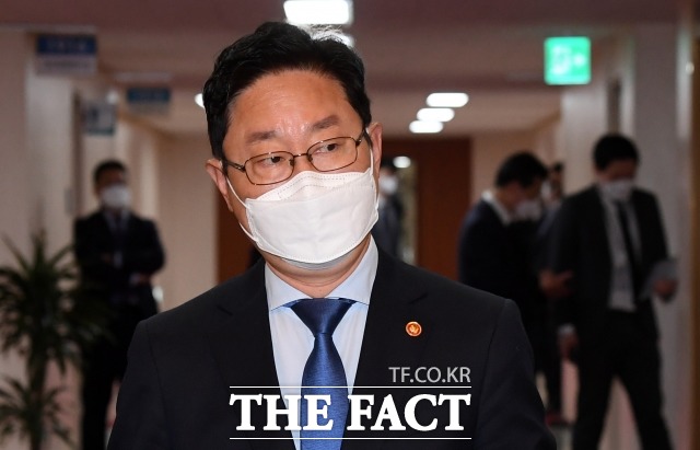 법무부는 선별적으로 공소장을 공개한다는 일부 언론의 지적에 대해 잘못된 보도가 반복된다며 20일 반박했다. /임영무 기자