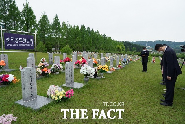 산림청은 20일 산불 진화 중 순직한 고 윤규상 검사관의 묘역을 찾아 녹조근정훈장을 추서했다. / 산림청 제공