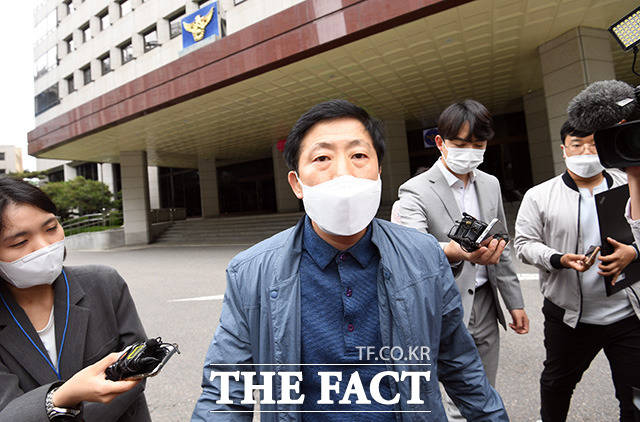 대북전단 살포 혐의를 받고 있는 박상학 자유북한운동연합 대표(가운데)가 20일 오후 종로구 사직로 서울경찰청에 출석하기 앞서 경찰의 무리한 압수수색을 이유로 소환을 거부하며 발길을 돌리고 있다./임영무 기자
