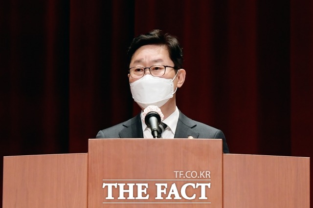 법무부는 선별적으로 공소장을 공개한다는 일부 언론의 지적에 대해 잘못된 보도가 반복된다며 20일 반박했다. /이선화 기자