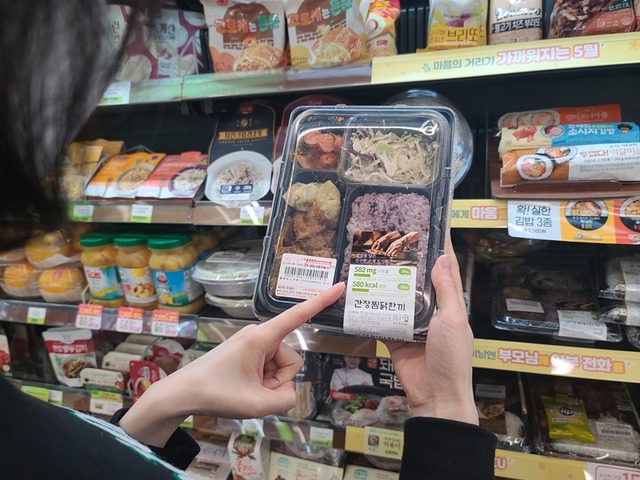 CU는 20일 업계 최초로 도시락 패키지에 열량과 나트륨을 확대 표기하는 영양전면표시제를 시행한다고 밝혔다. /BGF리테일 제공