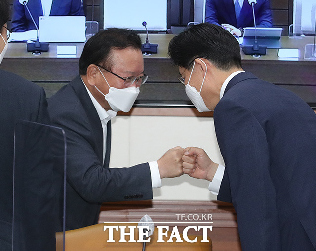 김부겸 국무총리(왼쪽)와 노형욱 국토교통부 장관이 주먹인사를 나누고 있다.