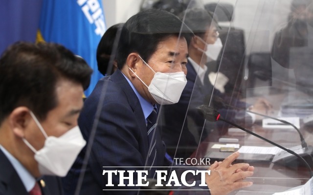 더불어민주당 부동산특별위원회는 20일 오후 국회 의원회관에서 전체회의를 열고 재산세 감면 방안 등을 논의했지만, 결론을 내지 못했다. 김진표 부동산특위 위원장. /국회사진취재단