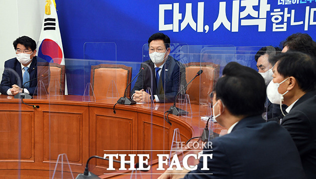 송영길 더불어민주당 대표(가운데)가 20일 오후 서울 여의도 국회에서 열린 3선 의원 간담회에 참석해 모두발언을 하고 있다. /국회=이선화 기자