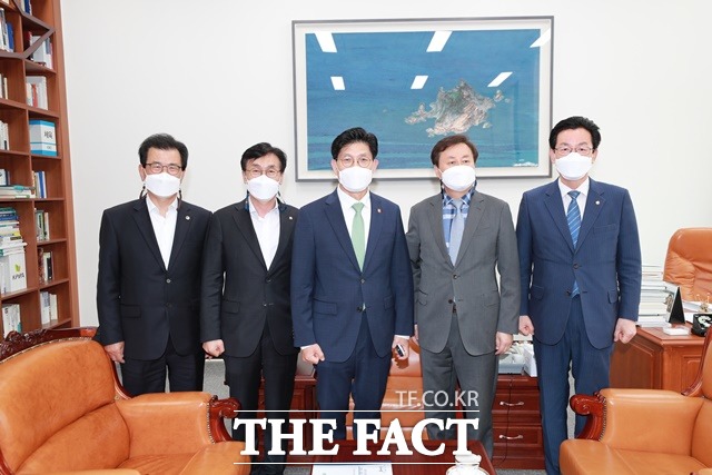 이시종 충북지사(왼쪽 첫번째)가 20일 국회에서 이장섭(왼쪽 두 번째), 도종환(오른쪽 두 번째), 정정순(오른쪽 첫 번째) 등 청주지역 더불어민주당 국회의원들과 함께 노형욱 신임 국토교통부장관(가운데)을 만나 청주도심을 통과하는 충청권 광역철도의 제4차 국가철도망계획 반영 필요성을 설명한 후 기념촬영을 하고 있다. / 충북도 제공