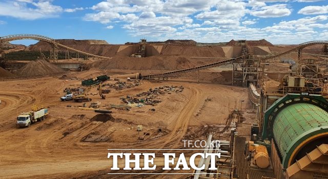포스코가 19일 호주의 니켈 광업 및 제련 전문회사 레이븐소프 지분 30%를 한화 약 2700억원에 인수하는 계약을 체결해 이차전지소재 사업에 필요한 원료인 니켈을 안정적으로 추가 확보할 수 있게 됐다. /포스코 광양제철소 제공