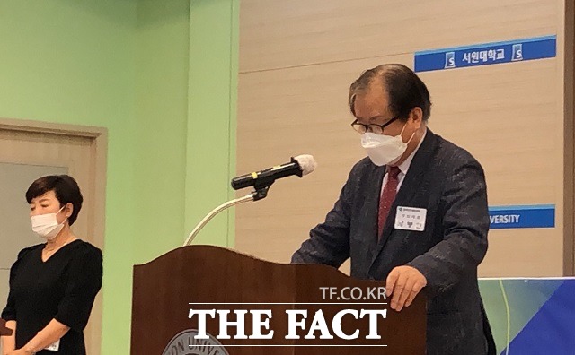 20일 오후 청주 서원대에서 열린 이재명 경기지사를 지지하는 충북민주평화광장 출범식에서 남봉현 상임대표가 축사를 하고 있다. / 청주 전유진 기자