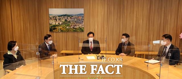 서울 구청장들이 오세훈 서울시장의 재산세 감면 공동대응 제안을 거절하기로 했다. 오세훈 서울시장이 4월14일 오후 서울 중구 시청 집무실에서 구청장협의회 임원인 이동진 도봉구청장과 김수영 양천구청장, 정원오 성동구청장과 면담하고 있다. /뉴시스