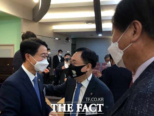 조정식(왼쪽) 민주평화광장 공동대표가 20일 충북 출범식에 참석해 이광희 전 도의원 등 참석자들과 반갑게 인사를 나누고 있다. / 청주 전유진 기자