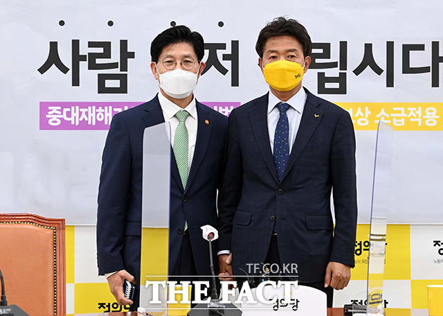 노형욱 국토교통부 장관(왼쪽)이 20일 오후 서울 여의도 국회에서 여영국 정의당 대표를 예방해 기념촬영을 하고 있다. /국회=이선화 기자